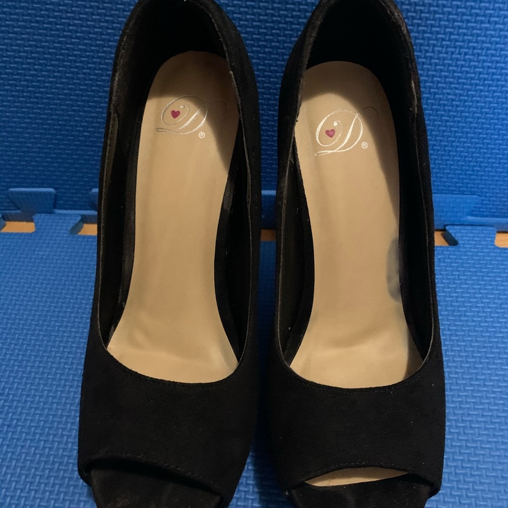Shoes - Picture 2 of 6